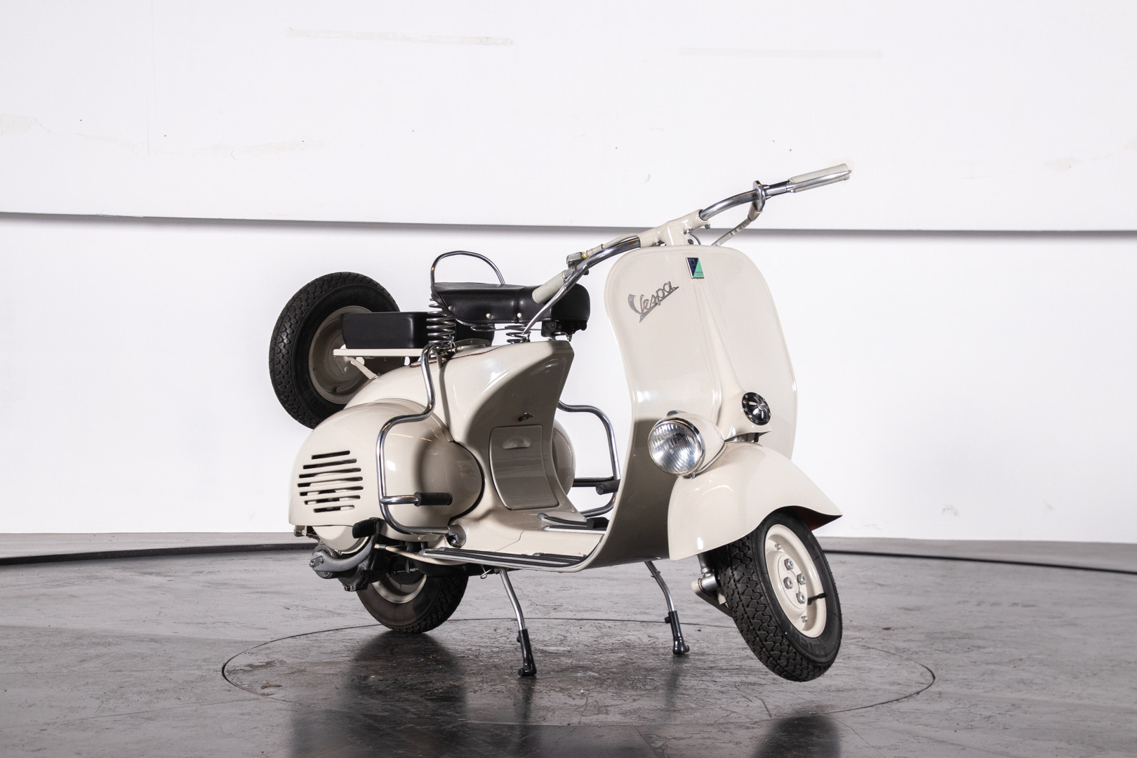 1953 Piaggio Vespa 125 VM1T 29