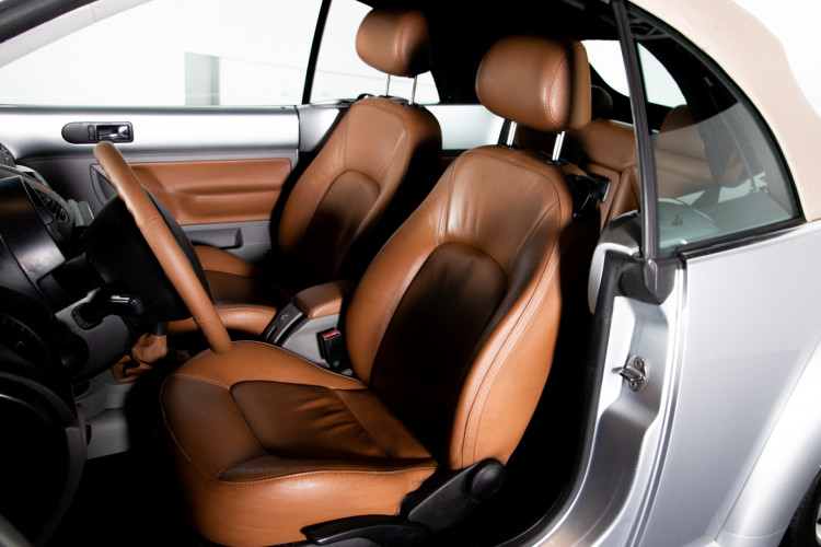 2004 Volkswagen New Beetle Cabriolet 17