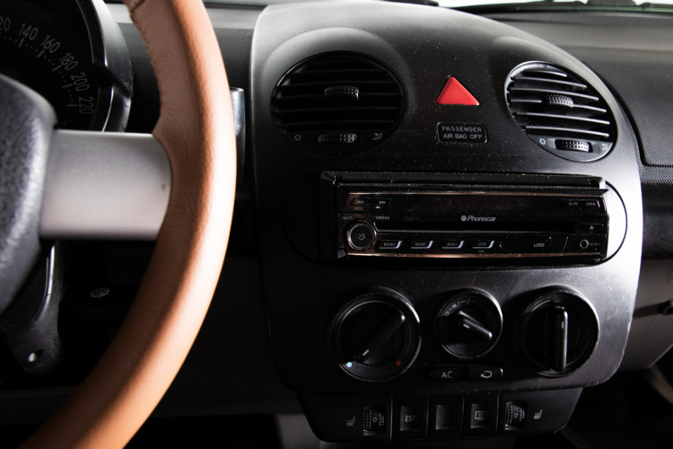2004 Volkswagen New Beetle Cabriolet 26