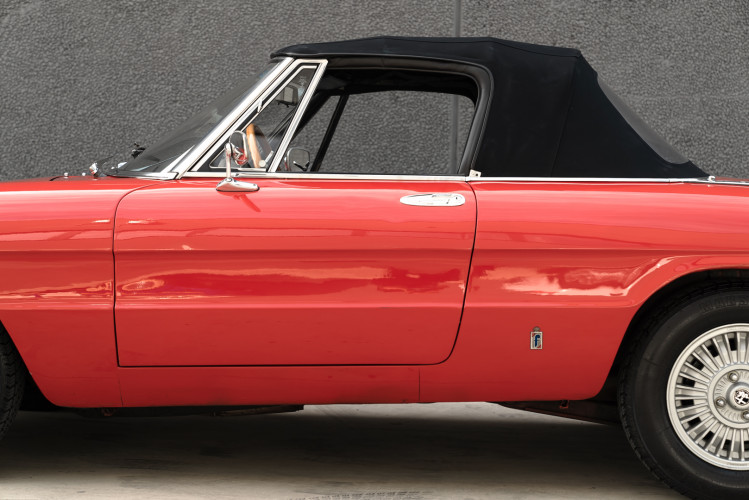 1976 Alfa Romeo Spider 2000 Duetto 12